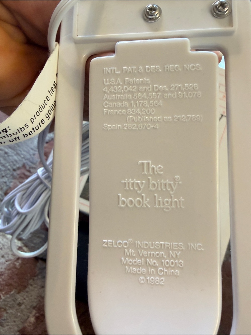 The Itty Bitty Book Light 1980's Zelco White Vintage Reading Lamp TESTED WORKS - Picture 13 of 16